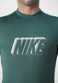 Nike Performance ACADEMY 23 TOP GX H - Camiseta deportiva - vintage green/black/white