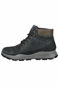 Bota alta hecha de cuero gris oscuro con un acabado texturizado. Presenta acentos de tela marrón, cordones marrones y una suela de goma resistente.