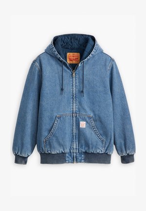 Giacca in denim blu con cappuccio, chiusura a zip, tasche frontali, polsini e orlo a costine, e fodera interna trapuntata. Etichetta Levi's visibile all'interno.