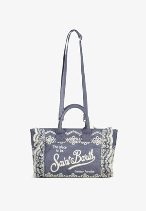 Borsa tote in tessuto blu con ricamo floreale bianco, due manici, tracolla regolabile e scritta "The place to be Saint Barth Summer Paradise".