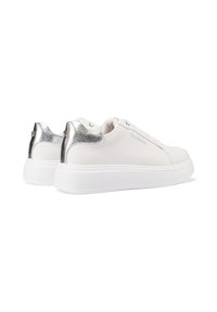Sneakers bianchi in pelle con dettagli metallici argento sul tallone, finitura testurizzata e suola bianca imbottita per aggiungere altezza e comfort.