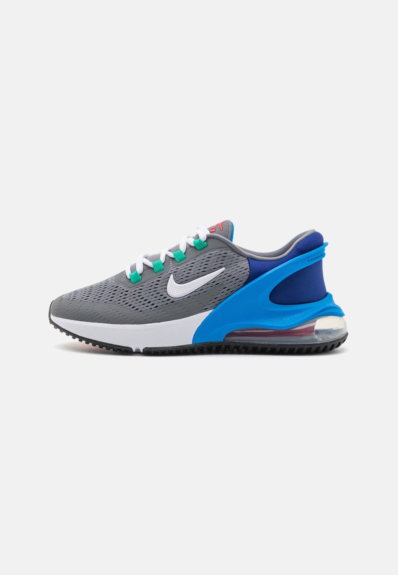 Baskets Nike grises avec des accents verts et blancs, tige en mesh, support de talon bleu et unité d'air transparente. Semelle extérieure en caoutchouc avec traction.