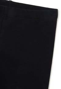 Leggings negros fabricados con una suave y elástica mezcla de algodón, que cuentan con una amplia cinturilla elástica y sin costuras ni patrones visibles.