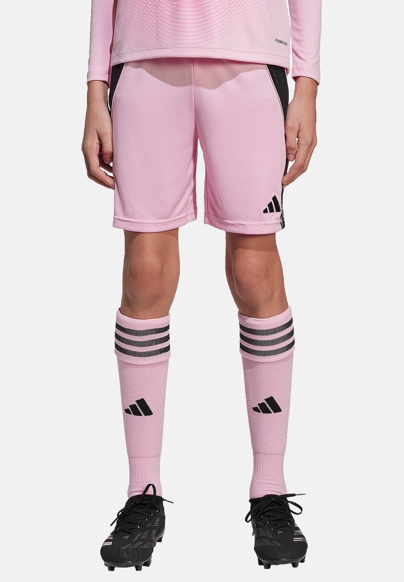 Shorts et chaussettes de football roses avec des rayures noires, associés à des crampons noirs. Le tissu est lisse, conçu pour la performance athlétique.