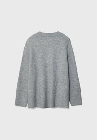 Maglione grigio in lana con vestibilità comoda, scollatura rotonda e polsini a coste. Texture morbida e design semplice e privo di decorazioni.