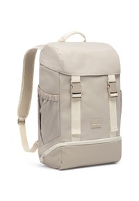 Bézs színű szövet hátizsák lekerekített tetővel, állítható pántokkal, két oldalzsebbel, elülső csattos záródásokkal és alul cipzáras rekesszel.