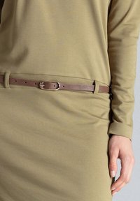 Zielona oliwkowa sukienka z długim rękawem, z brązowym paskiem z klamrą w złotym odcieniu. Gładka tekstura, dopasowany krój i detal w postaci marszczonej talii.