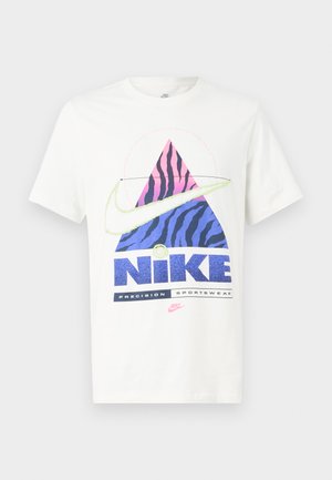 Bijela pamučna majica s grafikom šarene piramide u ružičastoj i plavoj boji s oznakama zebre, velikim Nike logotipom i tekstom inspiriranim sportom.