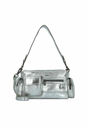 Borsa metallic silver con una texture liscia, dotata di numerose tasche con zip e di una tracolla regolabile.