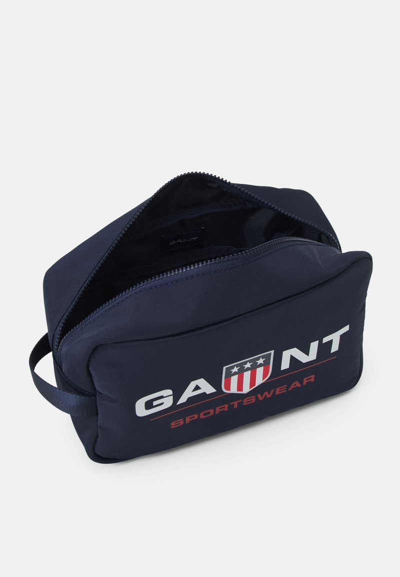 Herren Umhängetaschen | GANT RETRO SHIELD WASH KIT UNISEX Kosmetiktasche evening blue/dunkelblau - QN09442 Herren Umhängetaschen | GANT RETRO SHIELD WASH KIT UNISEX Kosmetiktasche evening blue/dunkelblau - QN09442