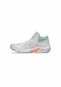 Chaussure de sport blanche avec un dessus en mesh, accents bleu clair et détails orange. Caractérisée par un bout arrondi et une semelle rembourrée avec un logo.