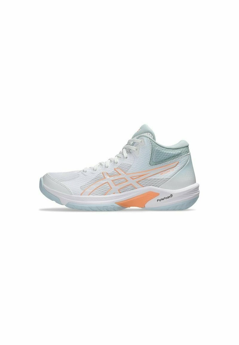 Chaussure de sport blanche avec un dessus en mesh, accents bleu clair et détails orange. Caractérisée par un bout arrondi et une semelle rembourrée avec un logo.