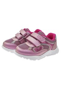 Rosa sportskor med en glänsande yta, utrustade med två remmar med kardborreband, ventilerande mesh-detaljer, vita sulor och ett hjärtmotiv.