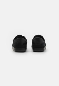 Pier One Sapatilhas - black