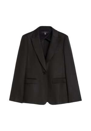 Blazer nero con un solo bottone, rever a lancia e tasche con patta, vestibilità sartoriale, mostrato su sfondo bianco.