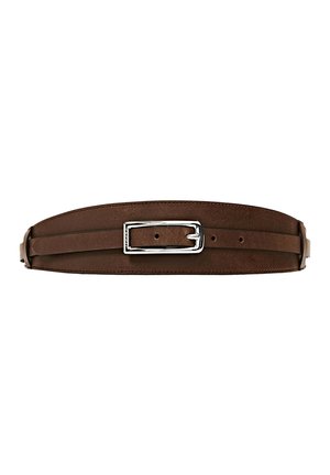 Ceinture en cuir marron avec base large, boucle rectangulaire argentée et sangle ajustable avec plusieurs trous.