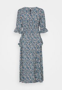 Blommig midiklänning med ett mönster i blått, grönt och vitt, volangärmar, figursydd midja och design med nyckelhål på baksidan. Lämplig för vardagsbruk.