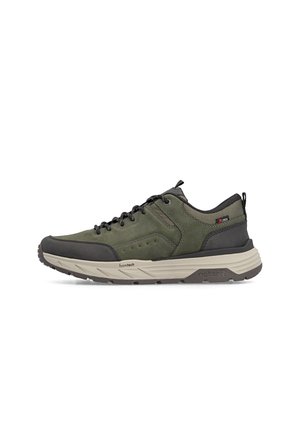Low-Top Sneaker in Olivgrün und Schwarz mit beiger Schaumssohle, schwarzen Schnürsenkeln und Zuglaschen an Zunge und Ferse.