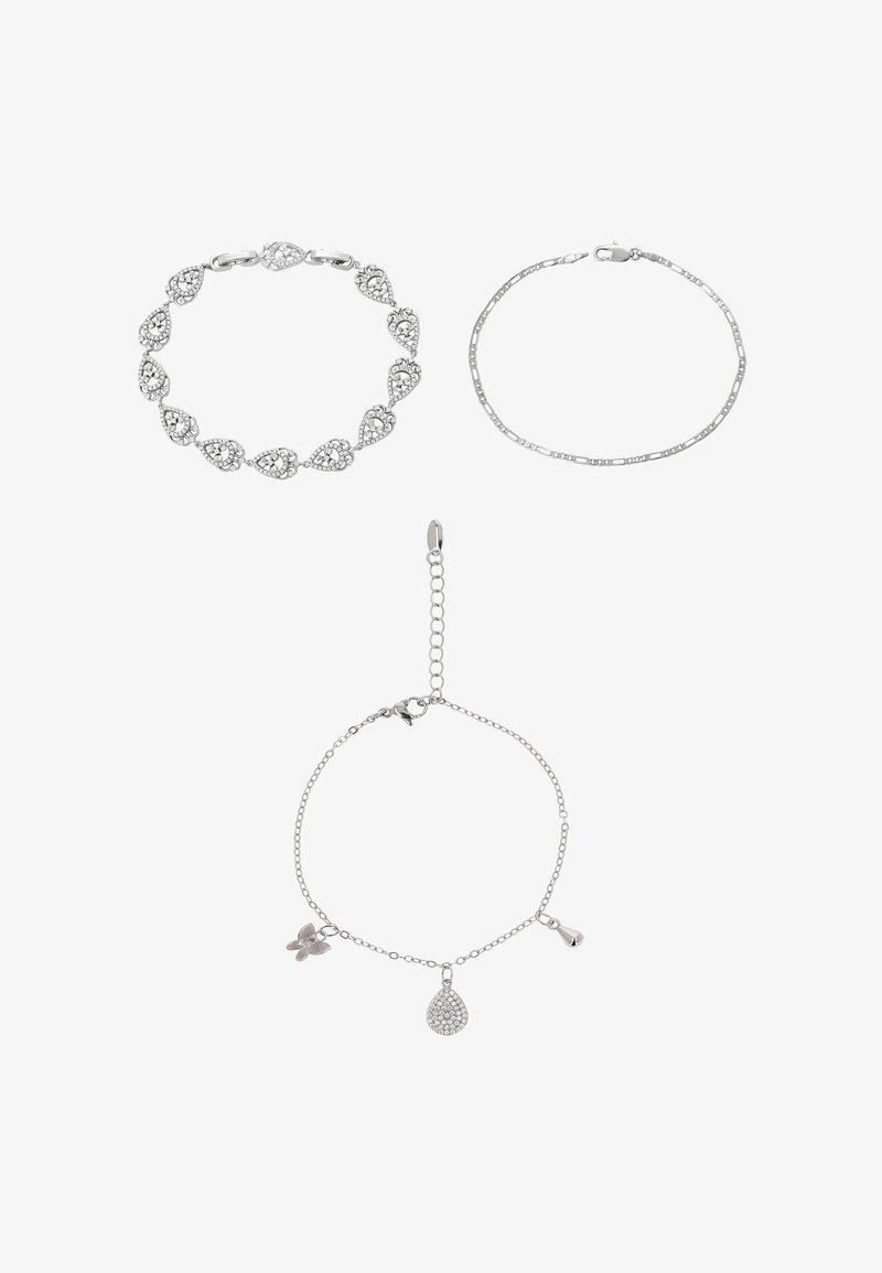 Tre sølvarmbånd: et med hjerteformede led, et tyndt kæde og et med vedhæng (sommerfugl, dråbe) og en hummerlås.