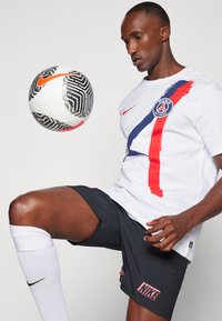 Nike Performance PARIS ST GERMAIN NIKE ICONIC AWAY TEE - Majica kratkih rukava s printom - white