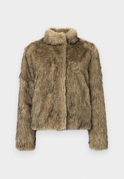 Καφέ ψεύτικο γούνινο μπουφάν με ίσιο κόψιμο, κοντό γιακά, μακριά μανίκια και μαλακή, υφασματώδη επιφάνεια. Χωρίς ορατούς κλειστές ή τσέπες.