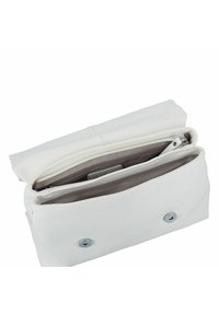 Weiße Ledertasche mit einem Reißverschluss oben, zwei Innenfächern, einer glatten Oberfläche und silbernen Druckknopf-Elementen auf der Vorderseite.