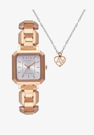 Horloge met een vierkante wijzerplaat in roségoud met een geschakelde armband en een zilveren ketting met een roségouden hartvormige hanger met de initialen "AX".
