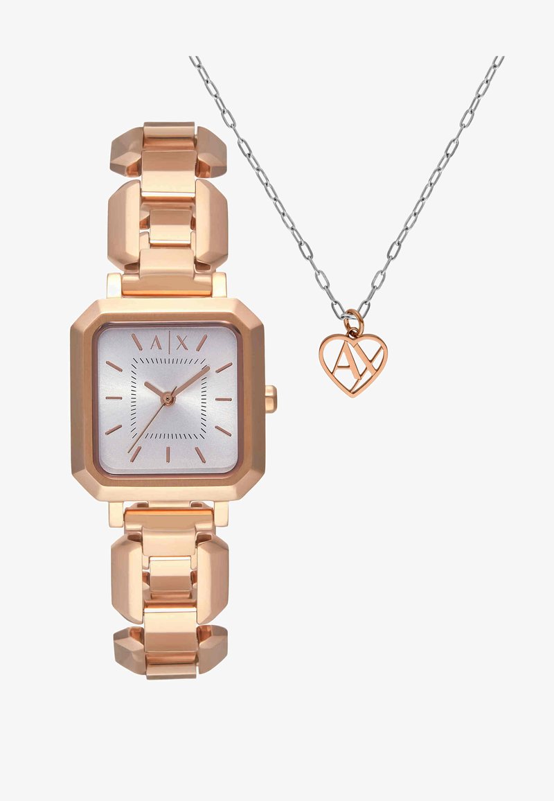 Ceas de mână cu față pătrată din aur roz, cu brățară legată și lanț din argint cu pandantiv în formă de inimă din aur roz cu inițialele "AX".