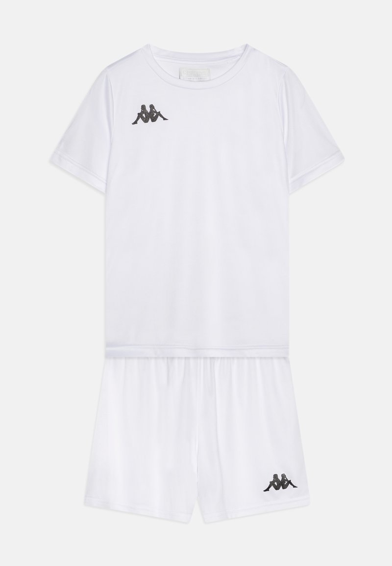 Conjunto atlético branco feito de um tecido suave, inclui uma camiseta de mangas curtas e calções. Apresenta um pequeno logo preto em ambas as peças.