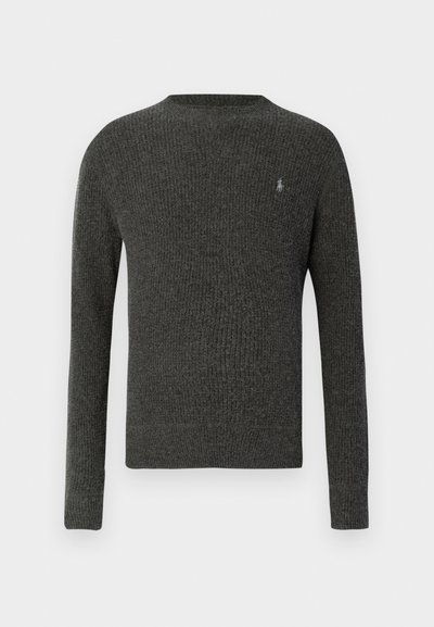 Temno sivi pleteni pulover z okrolim izrezom, dolgimi rokavi in majhnim logotipom na prsnem delu. Teksturiran material z rebrastimi poudarki.