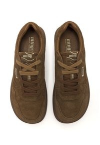 Sneaker in suede marrone con profilo basso, caratterizzati da una punta arrotondata, lacci testurizzati e dettagli con logo sul lato e sulla soletta.