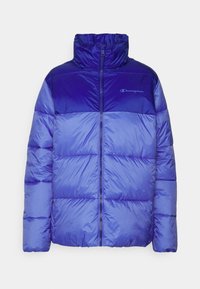 Lila vadderad jacka med hög krage, dragkedja och vadderade sektioner. Materialet är glansigt och har olika nyanser av lila.