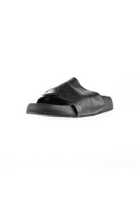 Sandale à glissière noire avec une large bride en cuir et une semelle texturée, vue en angle bas de face sur fond blanc.