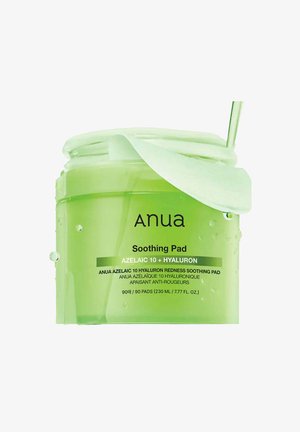Grüner Behälter mit Anua Soothing Pads, eine angehobene Pad zeigt die Textur, gekennzeichnet mit Azelainsäure- und Hyaluron-Gehalt.