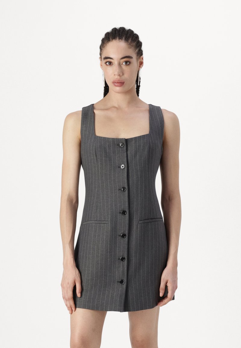 Šedé pruhované bezramínkové šaty se čtvercovým výstřihem, předním zapínáním na šest knoflíků a dvěma funkčními kapsami na bocích. Hladká textilie.