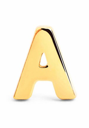 Escultura de la letra "A" en oro, superficie brillante, diseño geométrico audaz, textura suave, con un cortado triangular en el centro.