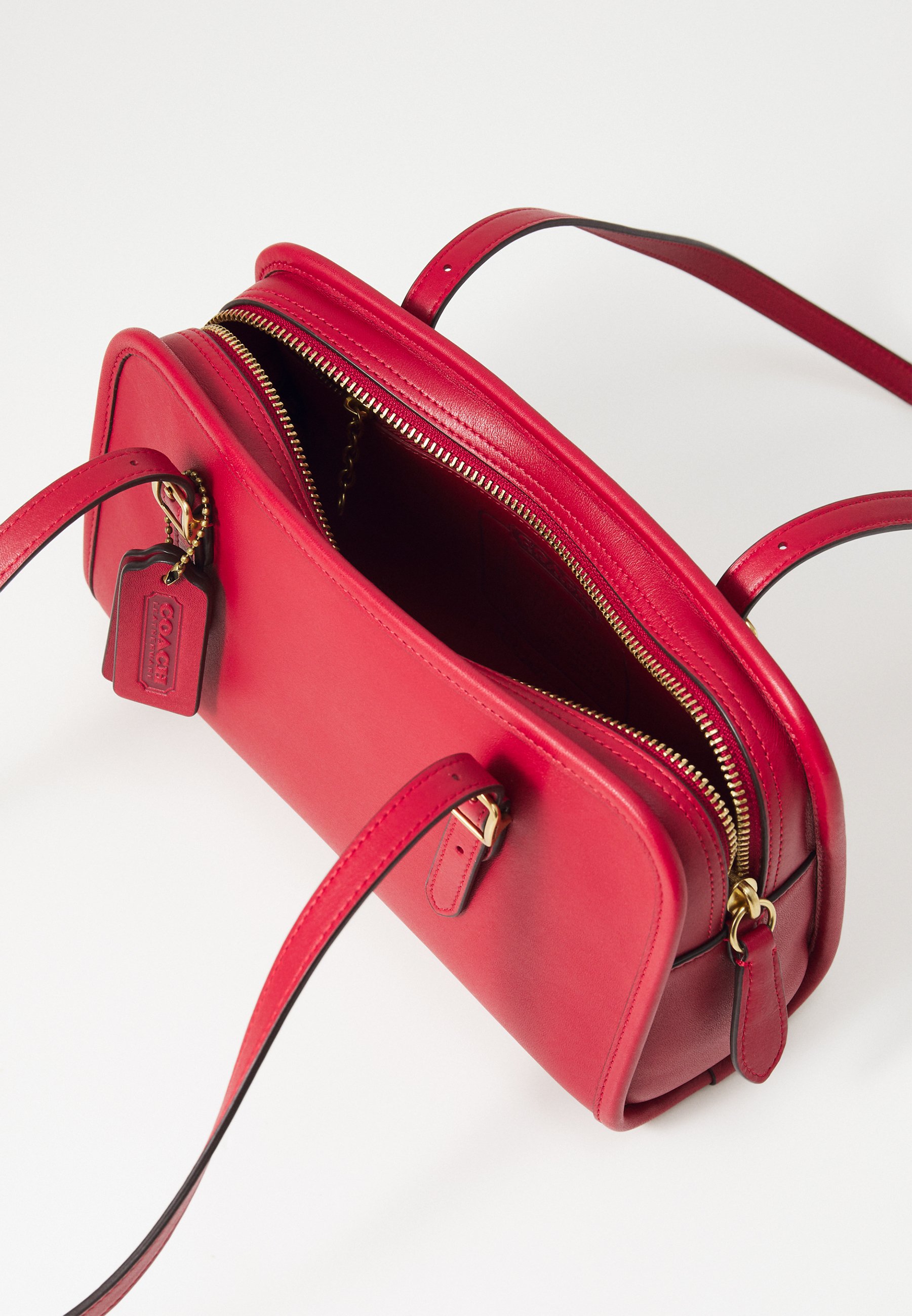 COACH - ♡⃛ Swing Zip