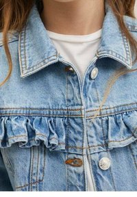 Světle modrá džínová bunda s řasenými detaily vpředu, stříbrnými knoflíky a kontrastním prošíváním. Bavlněný materiál s klasickým designem.