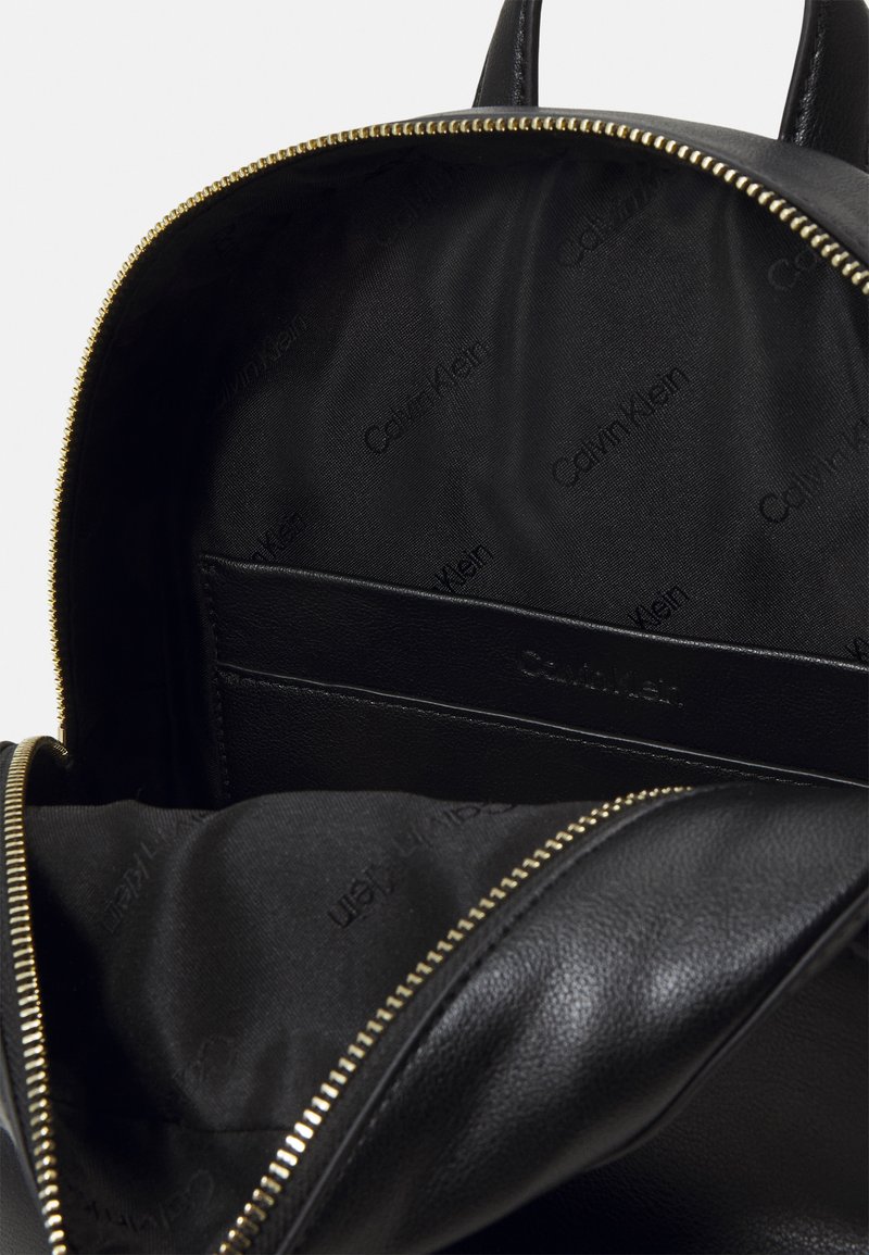 calvin klein lock leather backpack Calvin Klein LOCK DOMED BACKPACK - Rucksack - black