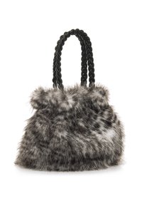 Sac à main en fausse fourrure avec un motif tacheté gris et blanc, surmonté de poignées tressées noires pour un transport facile. Extérieur doux et texturé.
