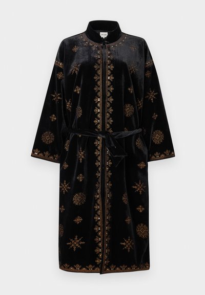 Juodas veliūrinis chalatas su auksinėmis išsiuvinėtomis raštais, užtrauktuku, apykakle ir diržu. Visame chalate matomi dideli dekoratyviniai motyvai.