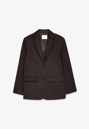 Hnedý sako s textúrovaným povrchom, s okrajovým klopom, dvoma prednými vreckami a zapínaním na jeden gombík.