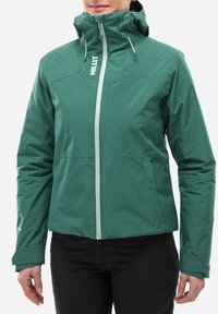 Veste imperméable verte avec fermeture éclair à l'avant, capuche ajustable et poignets élastiques, présentant une texture lisse et des accents de design minimalistes.