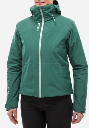 Veste imperméable verte avec fermeture éclair à l'avant, capuche ajustable et poignets élastiques, présentant une texture lisse et des accents de design minimalistes.