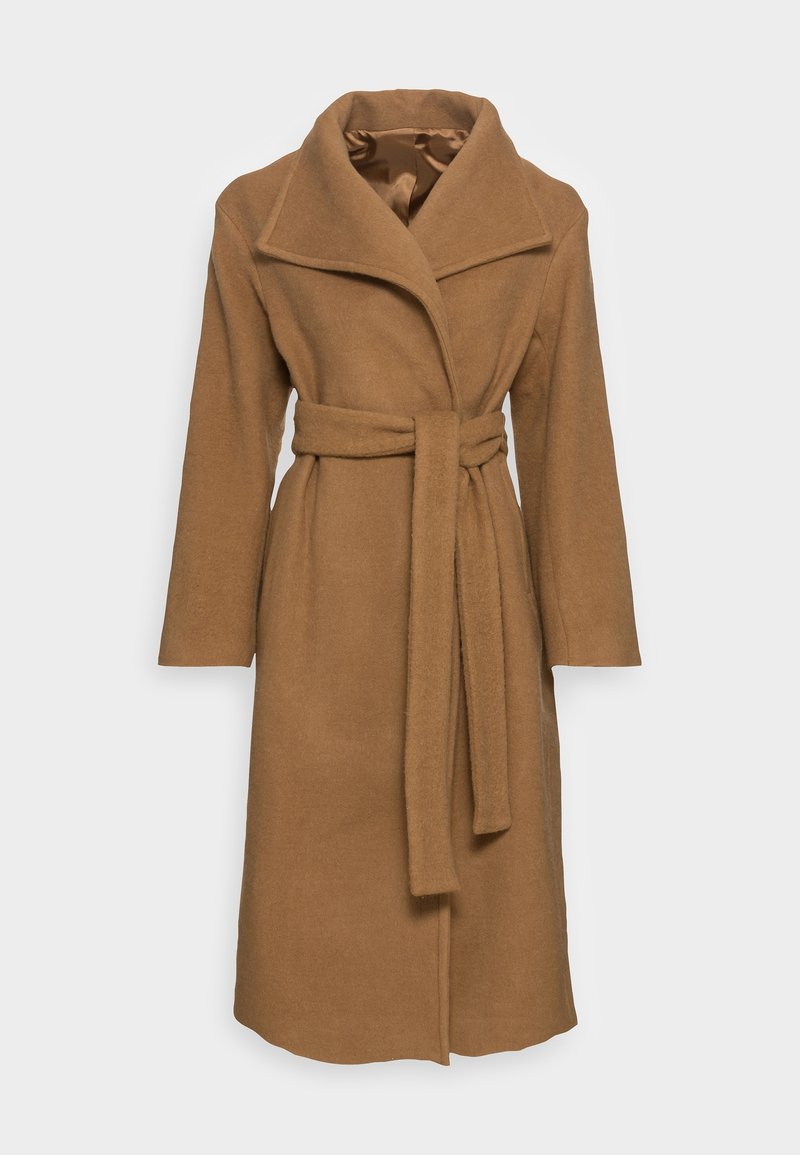 Manteau en mélange de laine camel avec un col oversize, des manches longues et une ceinture assortie. Comprend une doublure intérieure en satin lisse avec un ourlet droit.