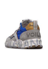 Sneaker grigio e blu con materiali in camoscio e tessuto, accenti gialli a contrasto, suola testurizzata e audace scritta "VOILE" sul tallone.
