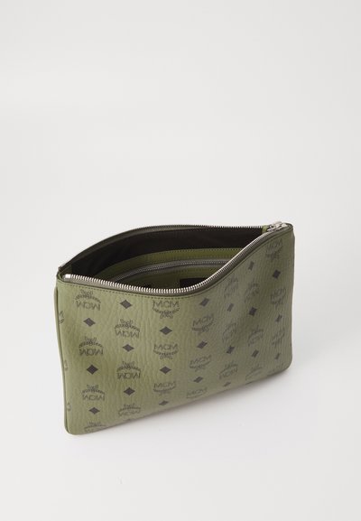 Olivovo zelená taštička na zips s čiernymi logami MCM a diamantovými vzormi, vnútro s ďalšou vreckom na zips.