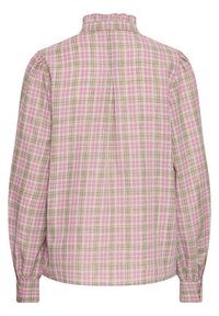 Chemise à manches longues en plaid rose avec accents jaunes et bruns, dotée d'un col à volant et de poignets froncés pour une texture supplémentaire.