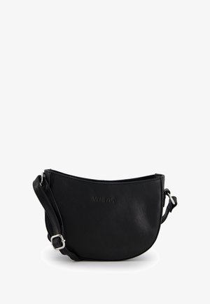 Černá kožená kabelka ve tvaru půlměsíce s nastavitelným popruhem a jemně vyraženým logem "Venezia" na přední straně.