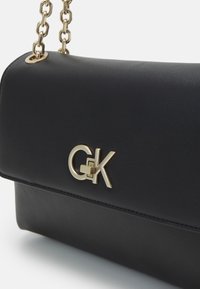 Calvin Klein RELOCK CROSSBOODY - Borsa a mano - black